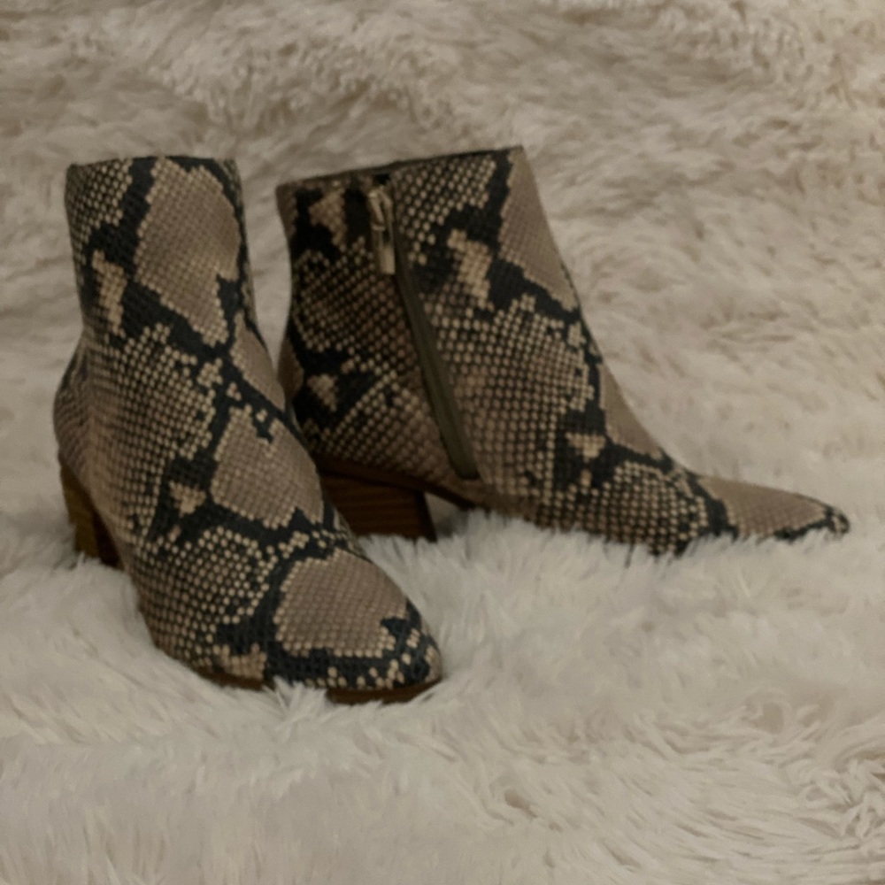 VINCE CAMUTO - Picture 2 of 3